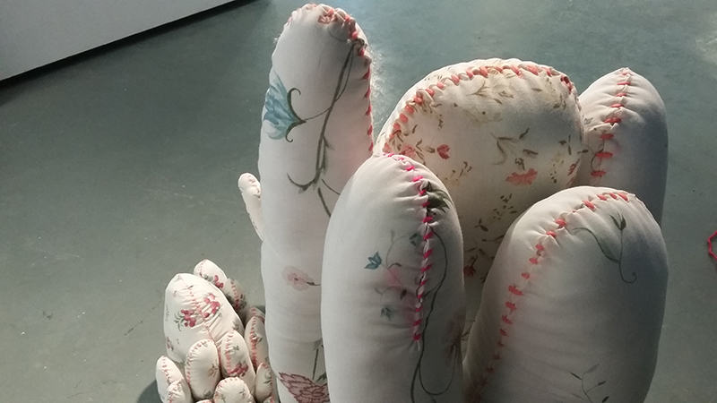 Karine Fournier, «Repentirs», 2017, draps recyclés, bourrure, laine, installation textile (en croissance constante, et à dimensions variables)