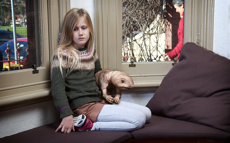 Patricia Piccinini, «Sitting Room, 2:30pm», de la série «The Fitzroy Series», 2011, épreuve à développement chromogène, 100 x 160 cm.