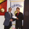 Gilbert Masson, président du Club Rotary Montréal Ville-Marie, et l'étudiant Andrew Lockhead