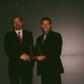 Le professeur Robert J. Vallerand (à gauche) reçoit le prix Donald O. Hebb 